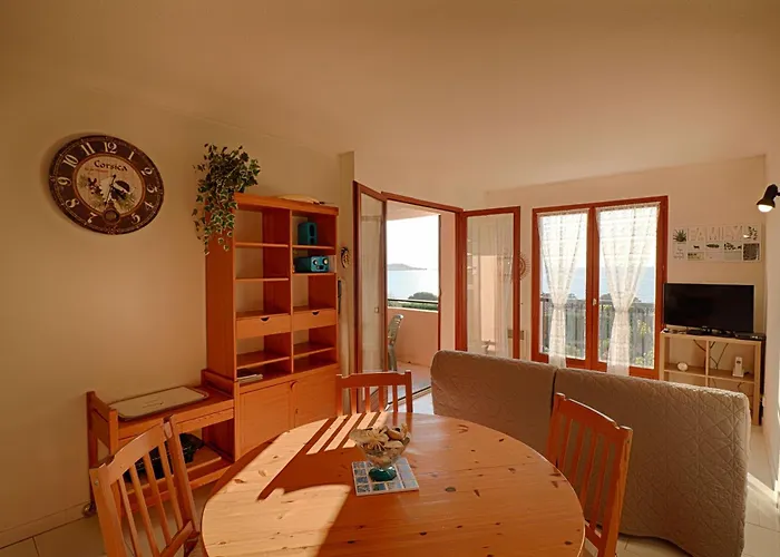 Les Couchants Apartment *